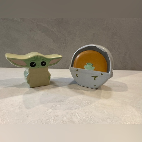Star Wars The Mandalorian Baby Yoda Grogu The Child & Carrier Salt & Pepper Set - Picture 1 of 7